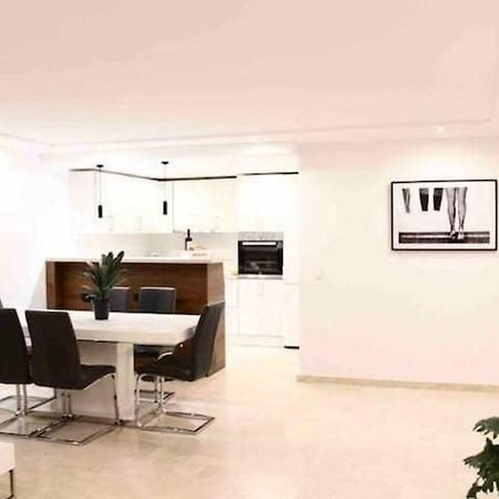 Large Modern Beach Front Apartment, Rooftop Pool!! Marbella Eksteriør billede
