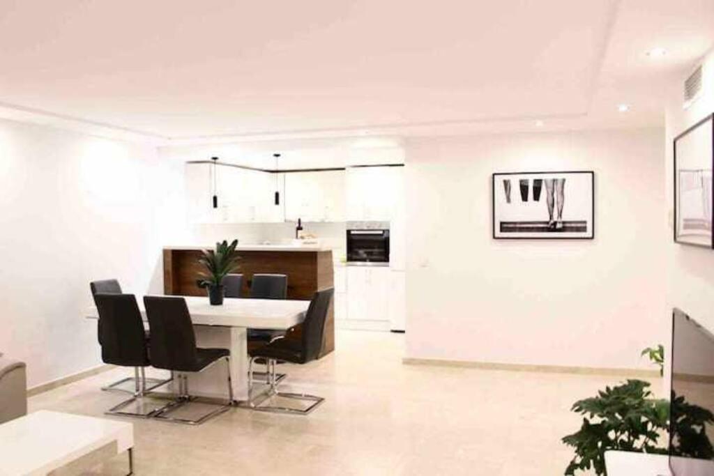 Large Modern Beach Front Apartment, Rooftop Pool!! Marbella Eksteriør billede