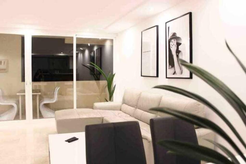 Large Modern Beach Front Apartment, Rooftop Pool!! Marbella Eksteriør billede
