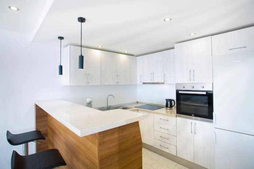 Large Modern Beach Front Apartment, Rooftop Pool!! Marbella Eksteriør billede
