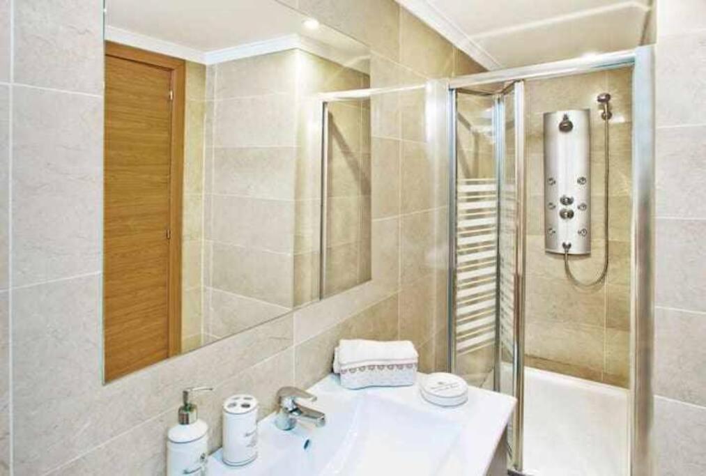 Large Modern Beach Front Apartment, Rooftop Pool!! Marbella Eksteriør billede