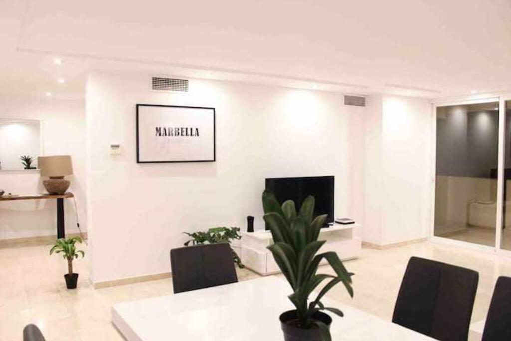 Large Modern Beach Front Apartment, Rooftop Pool!! Marbella Eksteriør billede