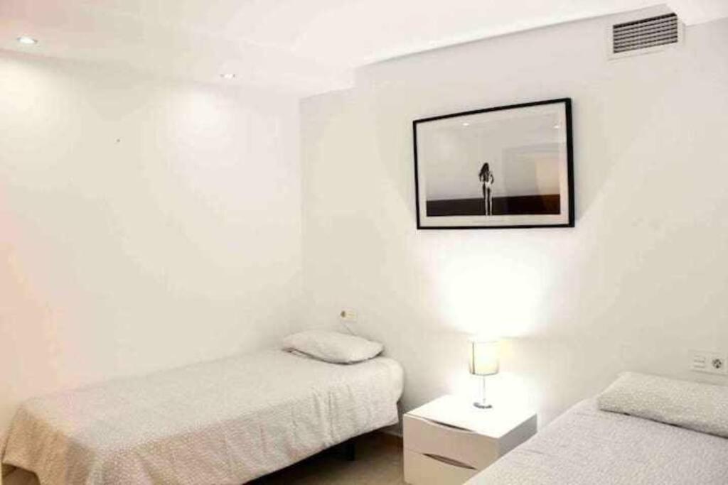Large Modern Beach Front Apartment, Rooftop Pool!! Marbella Eksteriør billede